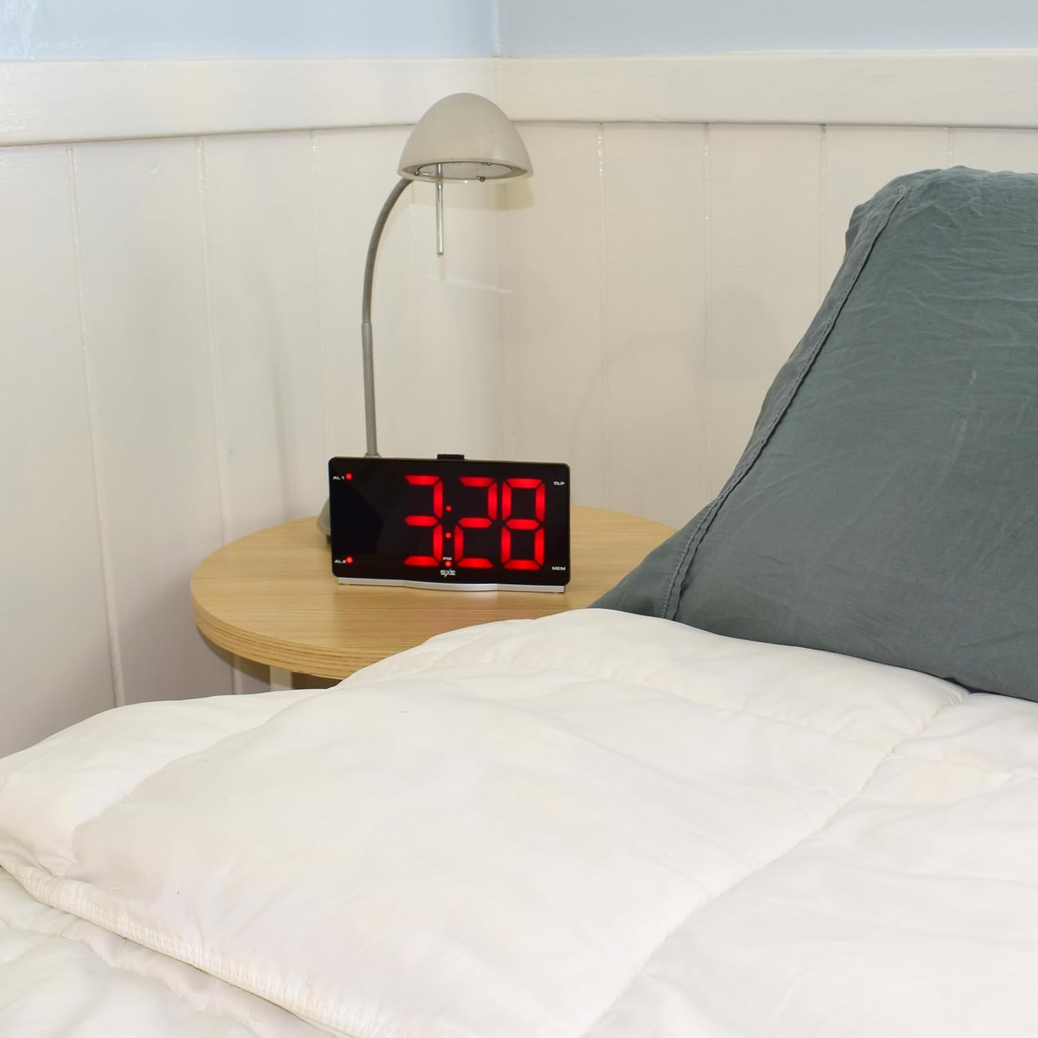 SXE Westclox Digital LED Alarm Clock Radio with USB Charging